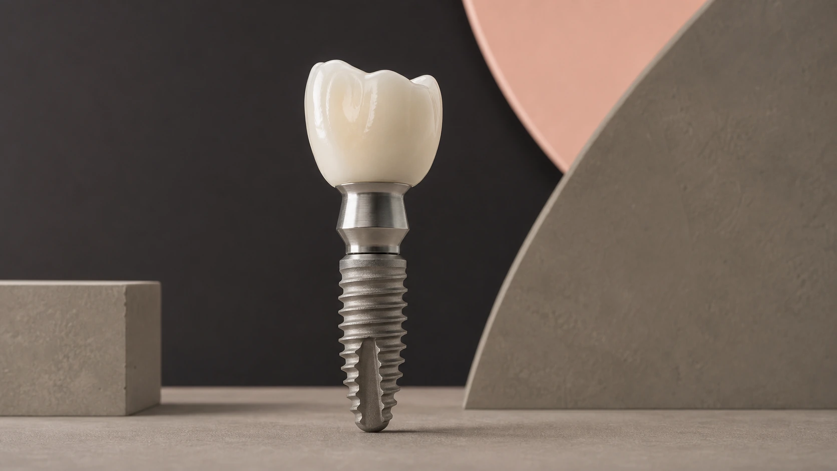Composição editorial de uma coroa cerâmica e um implante dentário em titânio